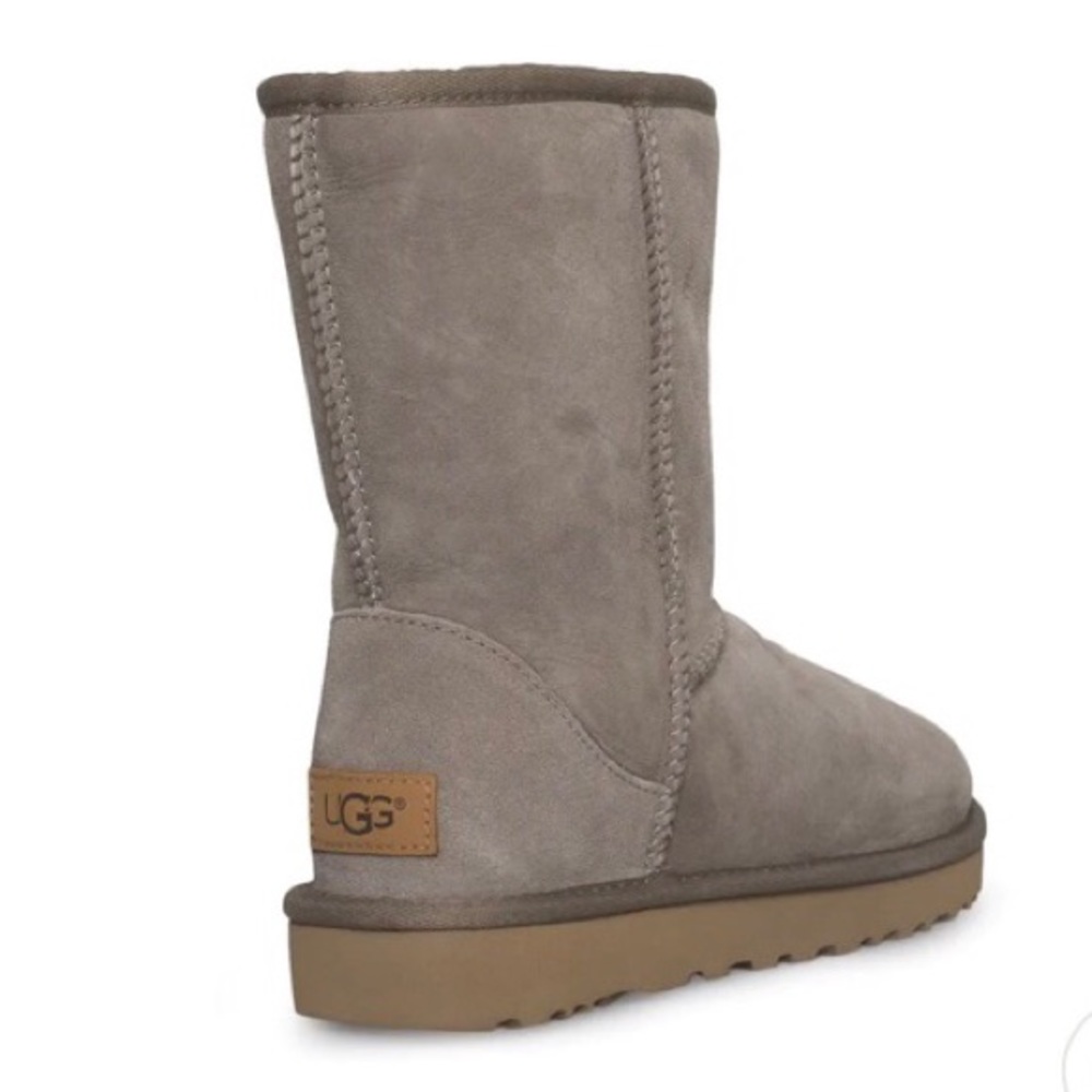 Ugg Classic Short Boot . - image 1